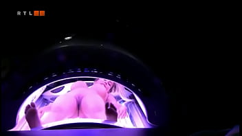 Мускулистый парень доводит до сквирт оргазма вибраторами с большими сиськами японочку в маске для сна и с бритым лобком